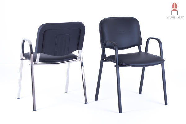 Der Stuhl mit verschieden farbigen Stuhlrahmen