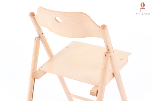 Das runde Holzgestell harmoniert perfekt mit der Rückenlehne und der Sitzfläche