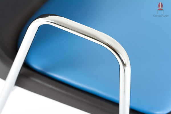 Die Armlehnen passen perfekt zu dem designten Kunststoffschalenstuhl