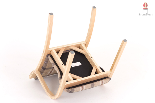 Holzelemente unter der Sitzfläche erhöhen die Stabilität