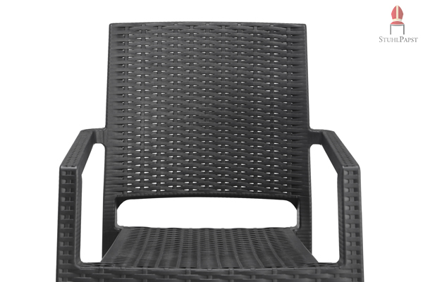 Der Stuhl ist aus unempfindlichem Kunststoff