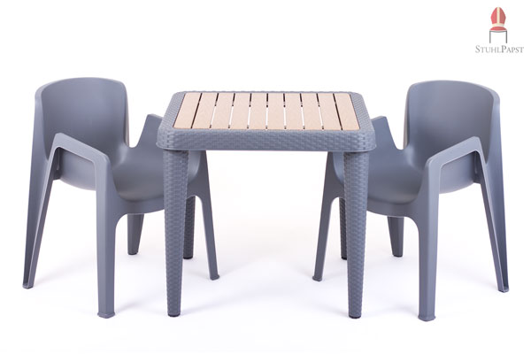 Der Happy Tisch als Tischgruppe mit grau gehaltenenen Diva - Outdoorstühlen