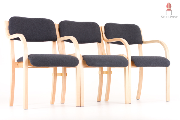 Der Verbinder hält Com.fort-Stühle mit und ohne Armlehne zusammen