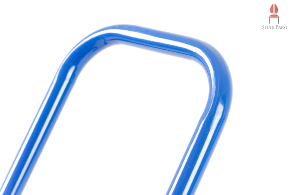 Der Griff ist extra lang und ermöglicht somit einen leichtgängigen und rückenschonenden Transport