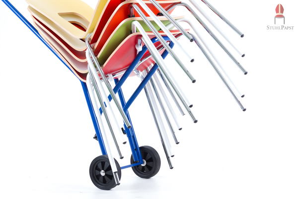 Die Stuhlstapel liegen sehr gut und sicher auf und verrutschen durch die Bauart der Karren nicht