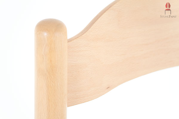 Das abgerundete Gestell ist von Kopf bis Fuß verwendet worden, um eine klare Einheit zu schaffen