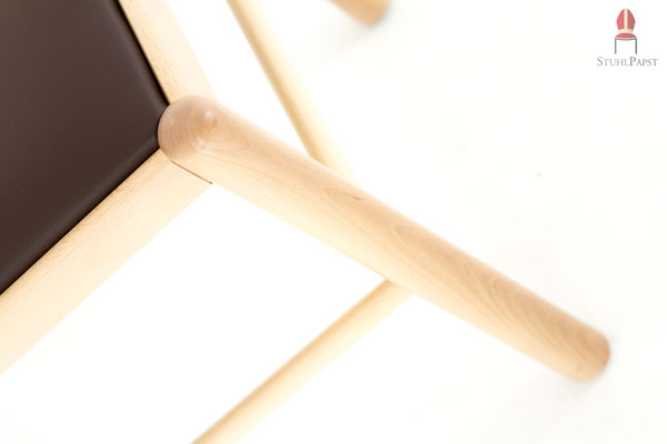 Die abgerundeten Stuhlbeine sind standfest und sicher, denn sie haben unten eine gerade Standfläche