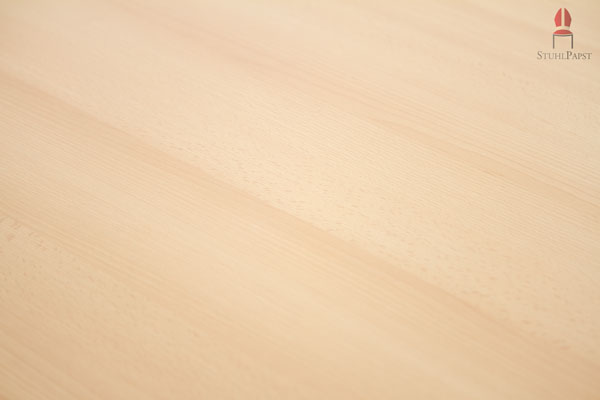 Die feinen Maserungen des Buchenschichtholz wirken natürlich, gemütlich und angepasst