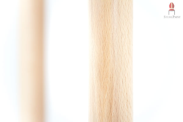 Die feinen und naturbelassenen Maserungen des Buchenholz sind von Kopf bis Fuß wieder zu finden