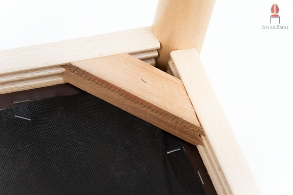 Eine in Schienen geführte Verstrebung bringt nebst Verschraubung und Verleimung zusätzlichen Halt