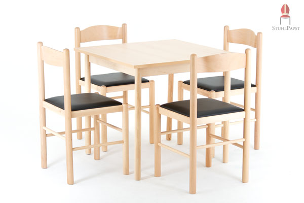 In der Kunstleder-Variante wirken die Stühle zusammen mit dem natürlichen Holz edel und anmutig