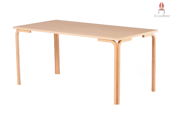 Der rechteckige schön gestaltete Tisch
