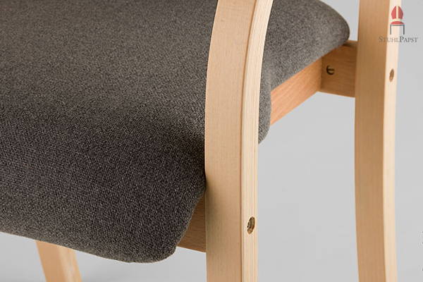 Die bequemen Sitzpolster sind vorne gebogen