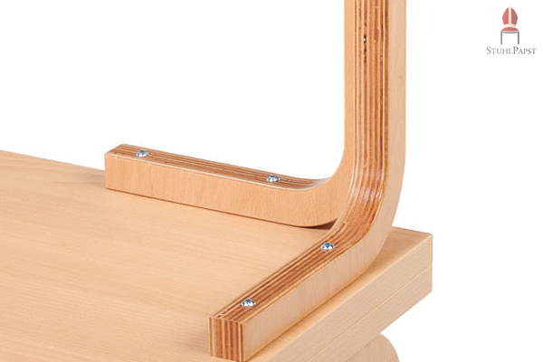 Die gebogenen Tischbeine geben Leichtigkeit