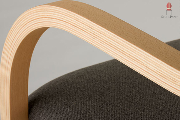 Die geschwungene Armlehne unseres Stuhles Com.fort AL