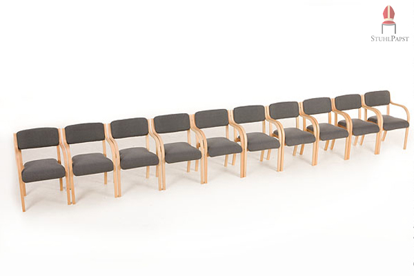 In Reihe aufgestellt wirkt der Stuhl großzügig und einladend