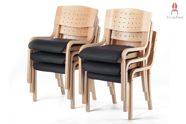 Gestapelt beanspruchen die Stühle sehr wenig Raum