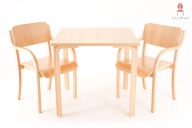 Das Set Ger.many AL Klein mit zwei Stühlen