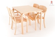 Das Set Ger.many AL Mittel mit vier Armlehnenstühlen