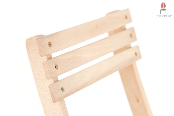 Drei verschraubte Massivholzlatten bilden die gemütlichen Rückenlehnen der Klappstühle