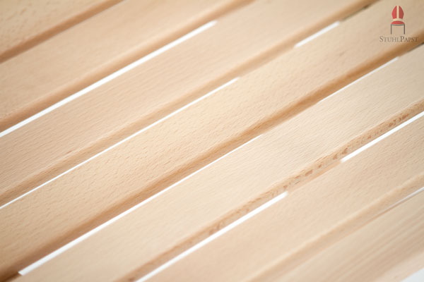 Präzise Verarbeitung und geschickte Platzierung der Holzlatten machen die Stühle unverkennbar