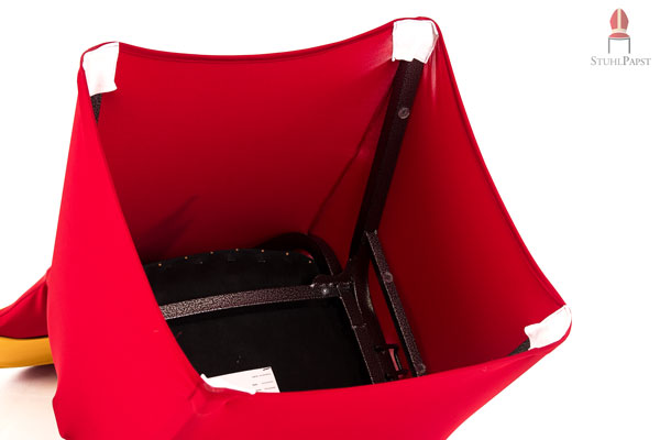 Auf der Innenseite der Stuhlhussen sind Spanner angebracht