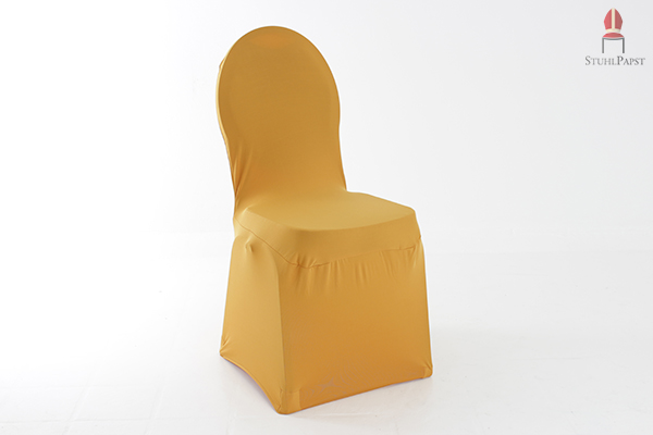 Gold lässt sich auch gut mit dunklen Farben kombinieren