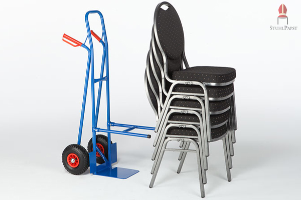 Einfaches Unterfahren und Aufnahme der Stühle