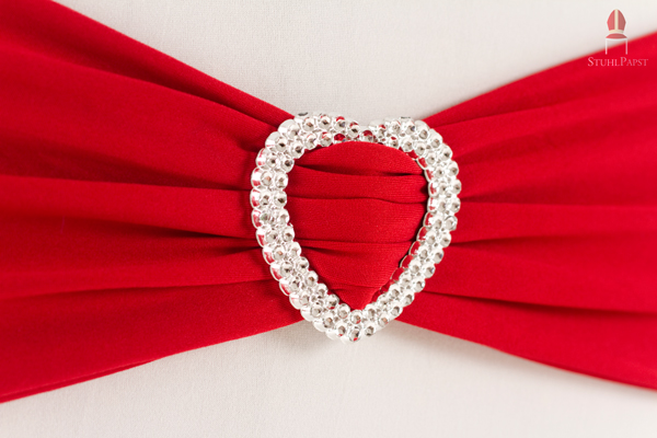 Die Herzbrosche erzeugt ein elegantes Ambiente