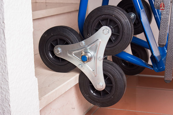 Das obere Rad rollt weiter und hebt die Stuhlkarre hoch