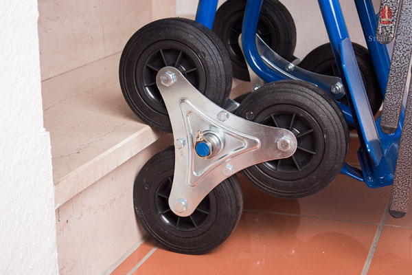 Die Hauptachse dreht die drei Räder um die Treppenstufe