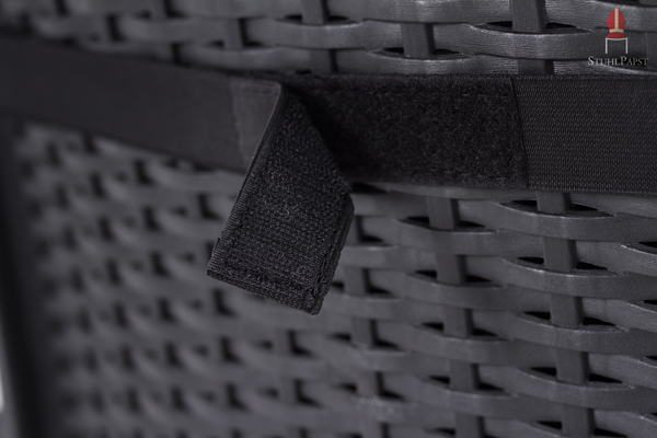 Das Klettband befestigt das Polster fest und sicher