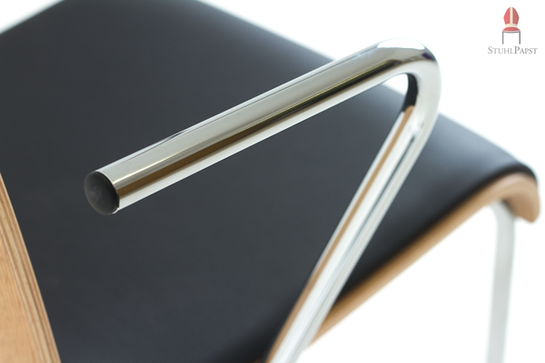 An den offenen Armlehnen können auch Taschen gehangen werden