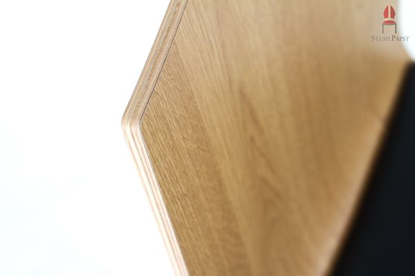 Die Holzschale ist aus Schichtholz gefertigt
