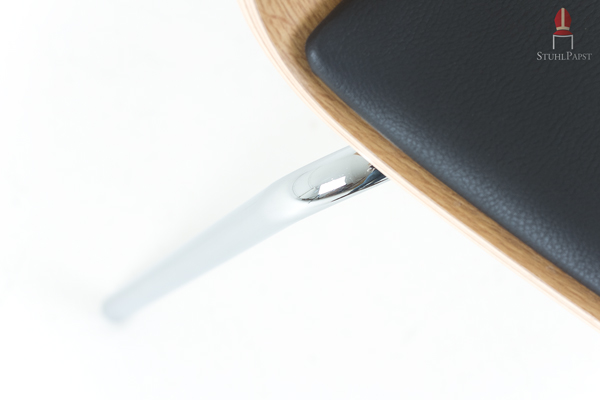 Hochglanzverchromte Stuhlbeine für einen kontrastreichen Look