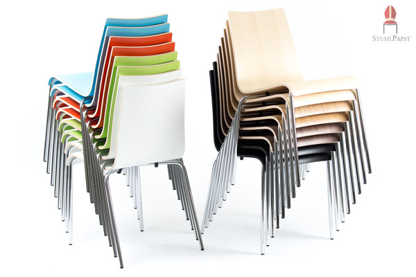 Bequem stapelbare und platzsparende Designschalenstühle mit einteilig durchgeformter Sitzschale