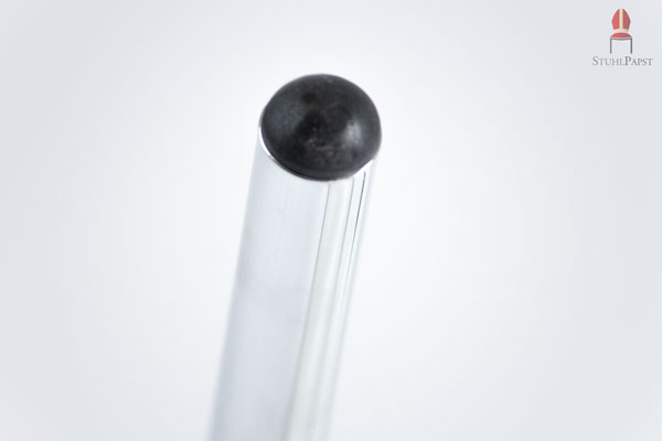 Abgerundete Stellflächen aus Kunststoff des Holzschalenstuhls im Stahlrohrahmen