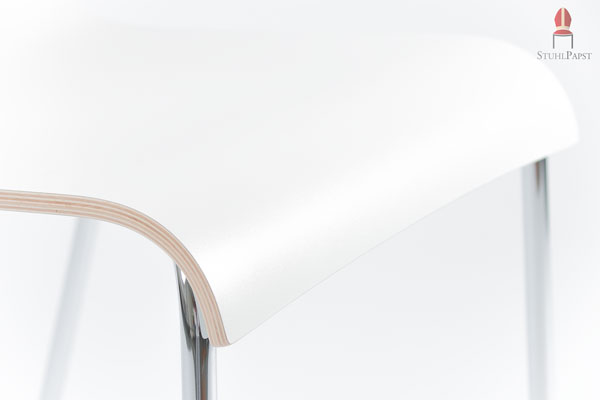 Abrundungen der einteilig und durchgeformten Sitzschale bieten einen bequemen Sitz