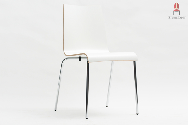 Designholzschalenstuhl in schlichtem weiß gehalten