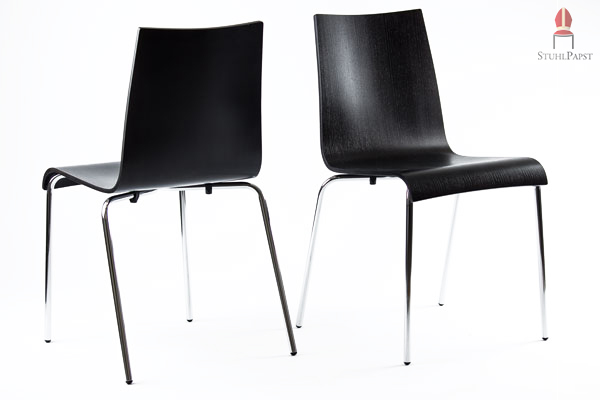 Designstuhlmodell in schlichter schwarzer Farbgebung