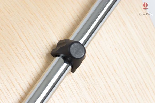 Detailansicht des Stapelschutzes für den Designholzschalenstuhl