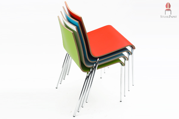 Hoch stapelbarer Holzschalenstuhl mit Schutz der Sitzfläche durch unten angebrachten Stapelschutz