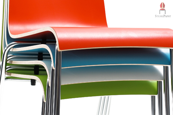 Platzsparend stapelbare Holzschalenstühle mit praktischem Stapelschutz