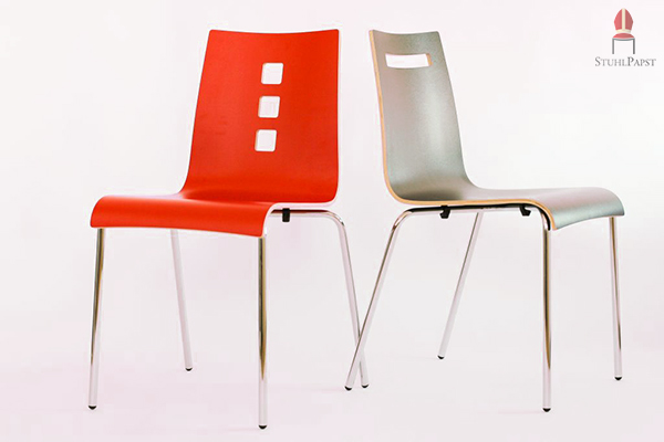 Schlichtes, smartes Designstuhlmodell in verschiedenen Sitzschalenfarben - hier Rot und Anthrazit