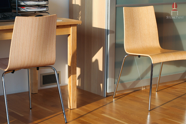Smartes Designstuhlmodell - hier in Holzdekor - für den modernen Arbeitsplatz