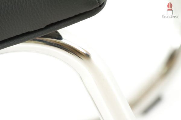 Das vollverchromte Stahlrohrgestell passt optisch sehr gut zu den Lederbezügen der Sitzfläche und Rückenlehne
