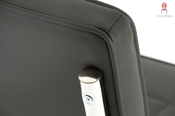 Die Rückenlehne ist beidseitig mit Leder bezogen und fest mit dem Gestell verschraubt