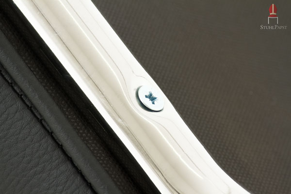 Die Sitzfläche wird fest mit dem Rahmen verschraubt