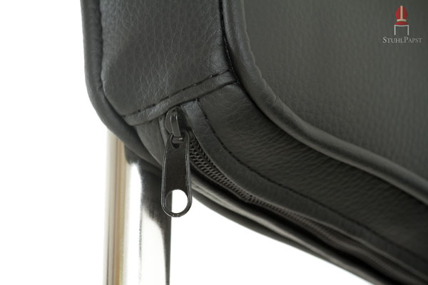 Durch den Reißverschluss lässt sich der Bezug der Polsterung bei Bedarf entfernen