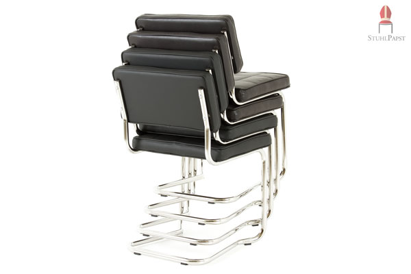 Noch einfacher lassen sich die gestapelten Freischwinger mit unserer Stapeltransportkarre transportieren